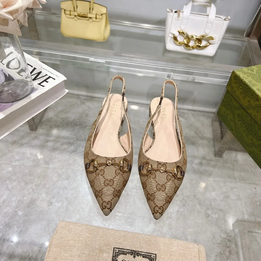 👟👟Ex-factory price 440👟👟 (genuine leather sole +40) Gucci Original GG canvas adds dazzling essence to these slingback pumps. Brown leather piping and light gold-toned hardware are complemented by beige and brown graphics. The pointed toe, elasticated straps and low heel all work together to create a comfortable fit. Upper: Made of first-layer imported patent cowhide/sheepskin lining. Outsole: Rubber non-slip outsole/genuine leather outsole. Size: 35-42 (34/41 42 customized, non-refundable)​
